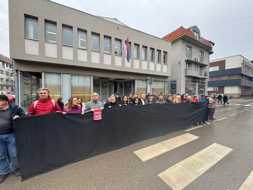 Još jedan petak uz 15 plus 1 minut tišine u Leskovcu, ispred Gimnazije samo školski policajac