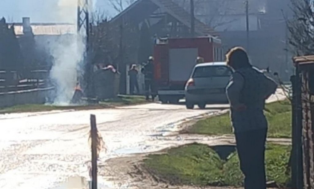 Zapalio se brojilo na banderi u Donjoj Jajini, vatrogasci na terenu