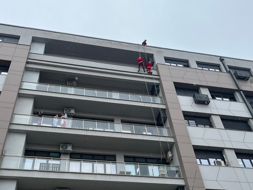 Deda Mrazovi izmamili osmehe mališanima na Odeljenju pedijatrije u Leskovcu