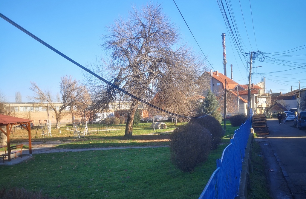 Strujni kabal i deo bandere vise iznad igrališta za decu u naselju Rupe