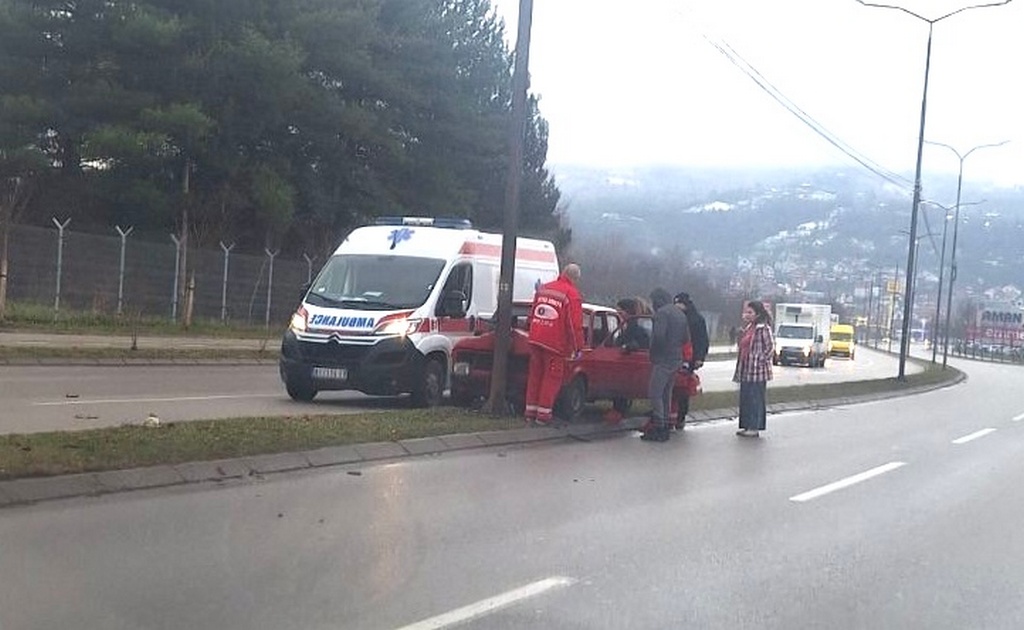 Povređen vozač „zastave“ kada je sleteo sa puta i udario u stub ulične rasvete