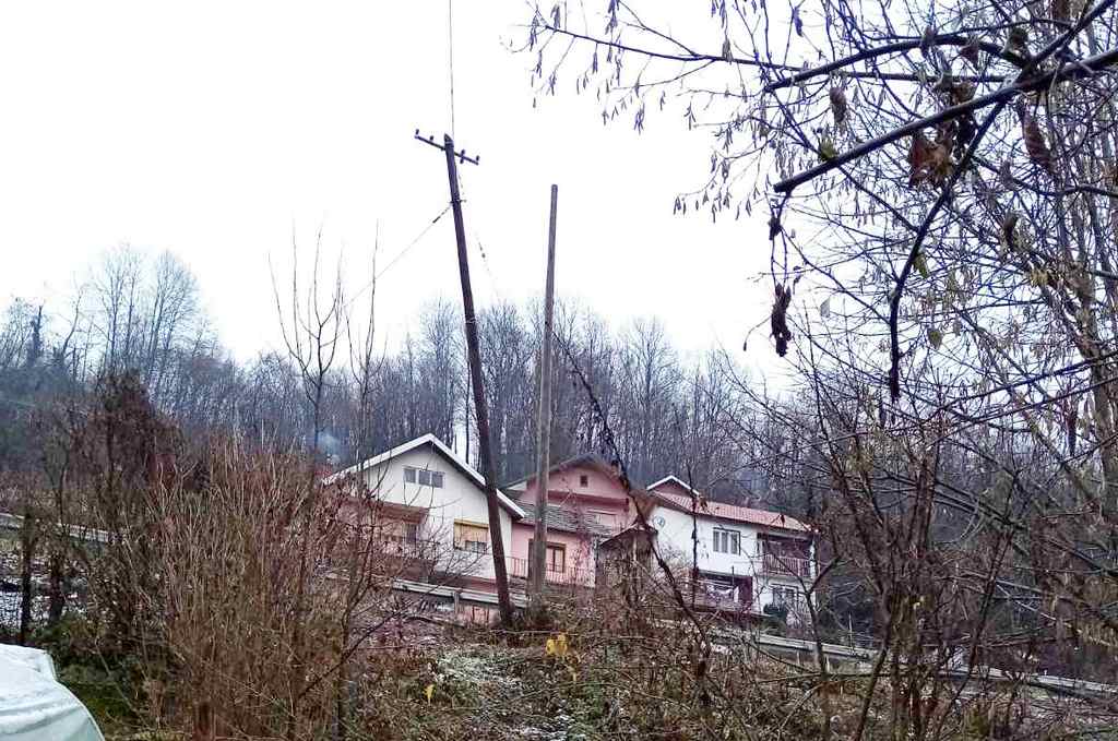 Stara, nakrivljena i trula bandera opasnost za meštane Predejana