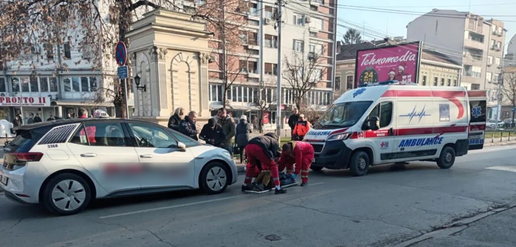 Taksista oborio pešaka na Trgu Pavla Stojkovića