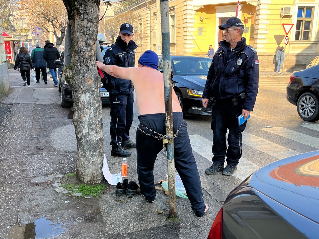 Ratni veteran se lancima zavezao ispred opštine u Leskovcu, penzija mu manja nego troškovi za lekove