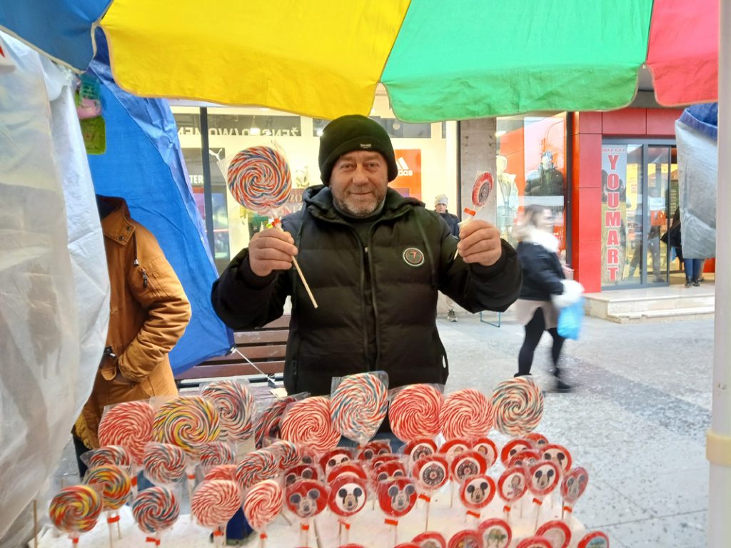 Goran Kostić godinama prodaje petlički za unučiki, zagoretke za tetke, za mame srca, za babe alve, za dede bombone…