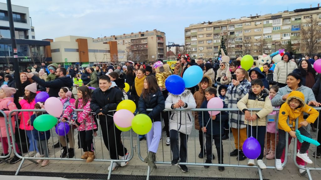 Novogodišnja žurka za mališane na leskovačkom Trgu