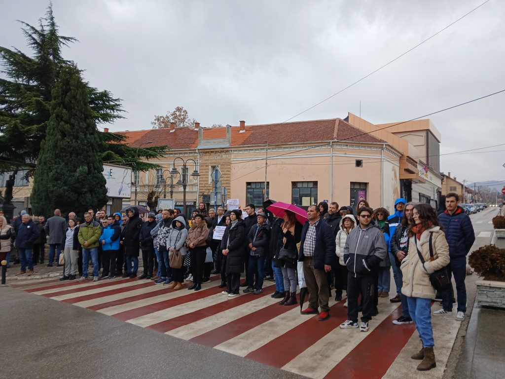 Neformalna grupa “Mladi s juga” odala poštu poginulima ispod nadstrešnice, najavili blokade do ispunjenja zahteva