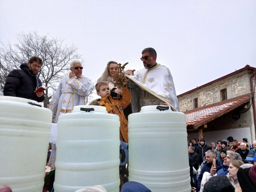 Nikolija Simonović okupala krst u sobinskoj crkvi za 70. 000 dinara