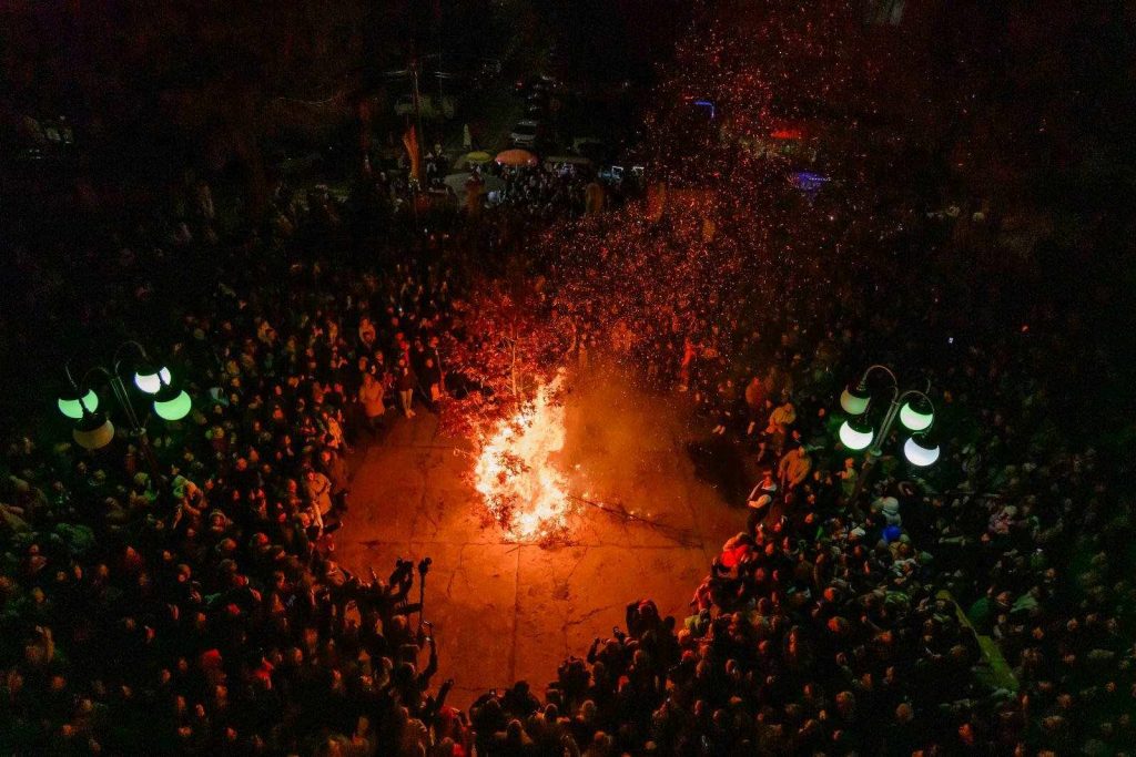 Na paljenju badnjaka prepuna porta Svete Trojice, pretežno mladima