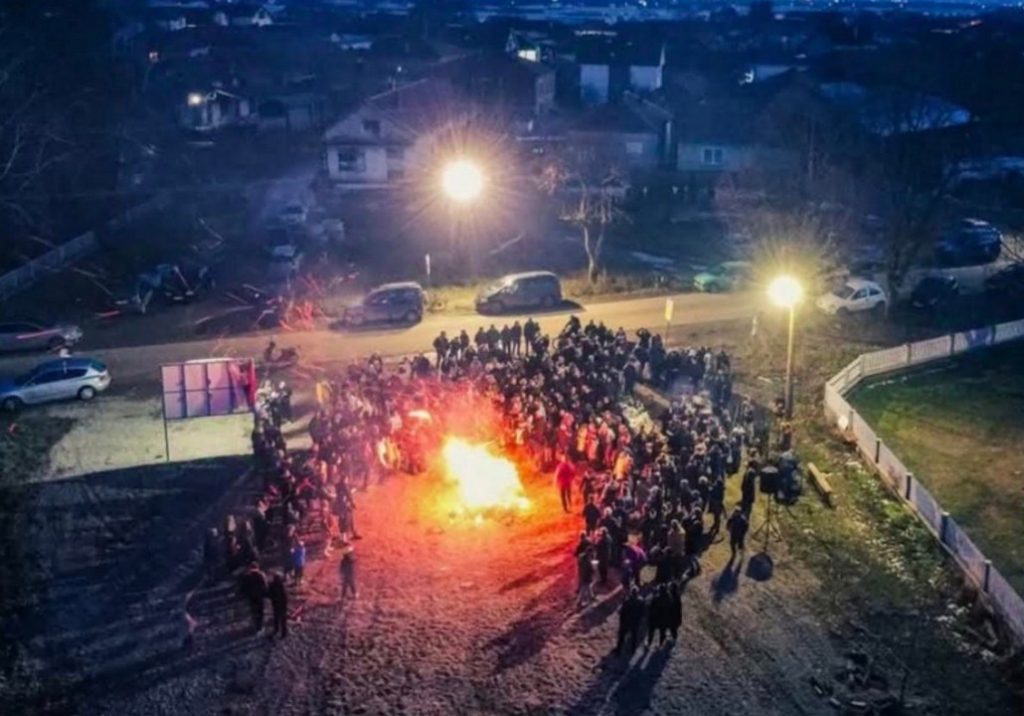 U Bogojevcu kod Leskovca paljen badnjak na mestu gde će meštani graditi crkvu