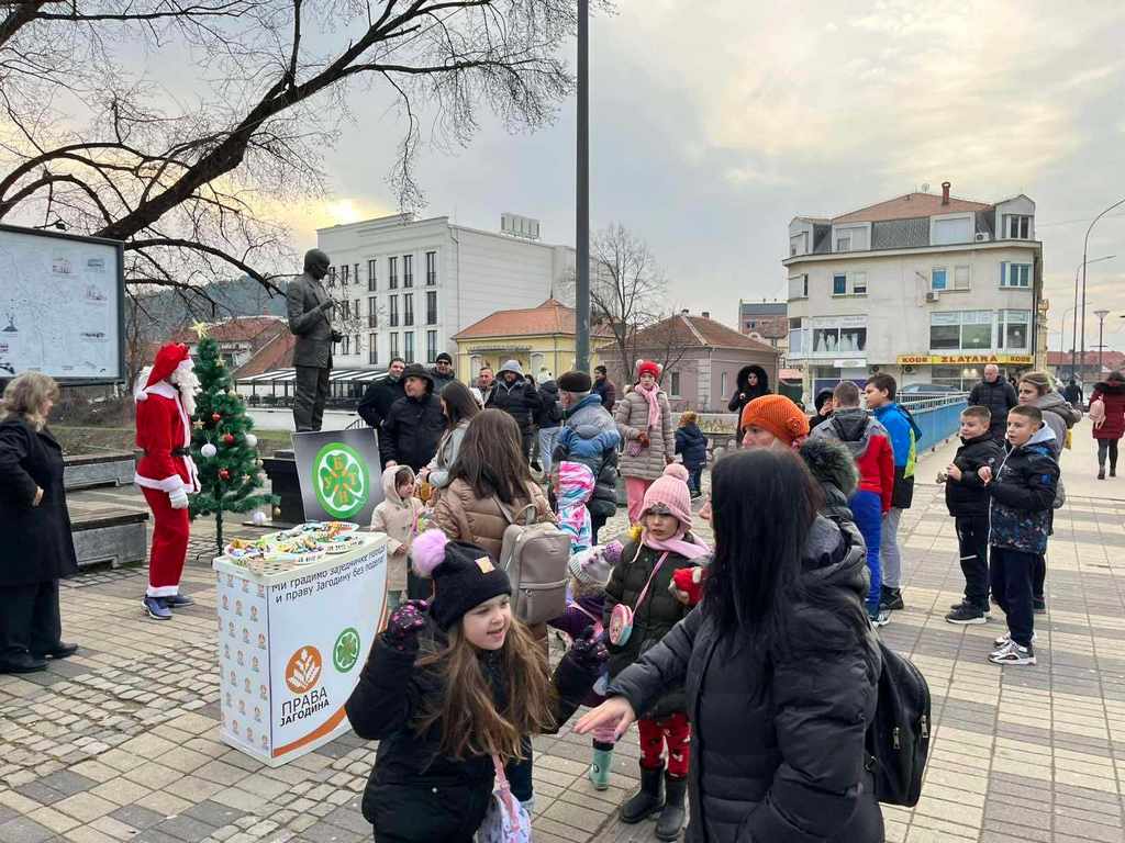 BUNT-PRAVA SRBIJA delila deci paketiće u centru Leskovca