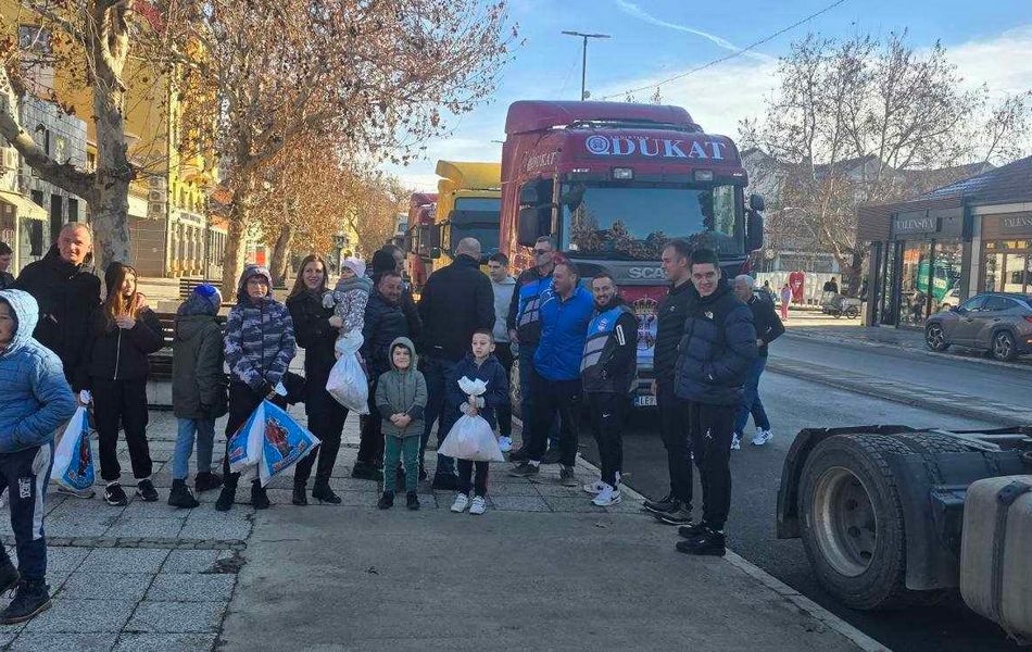 Kamiondžije “Dukata” i ove godine dele paketiće tokom defilea Leskovcem