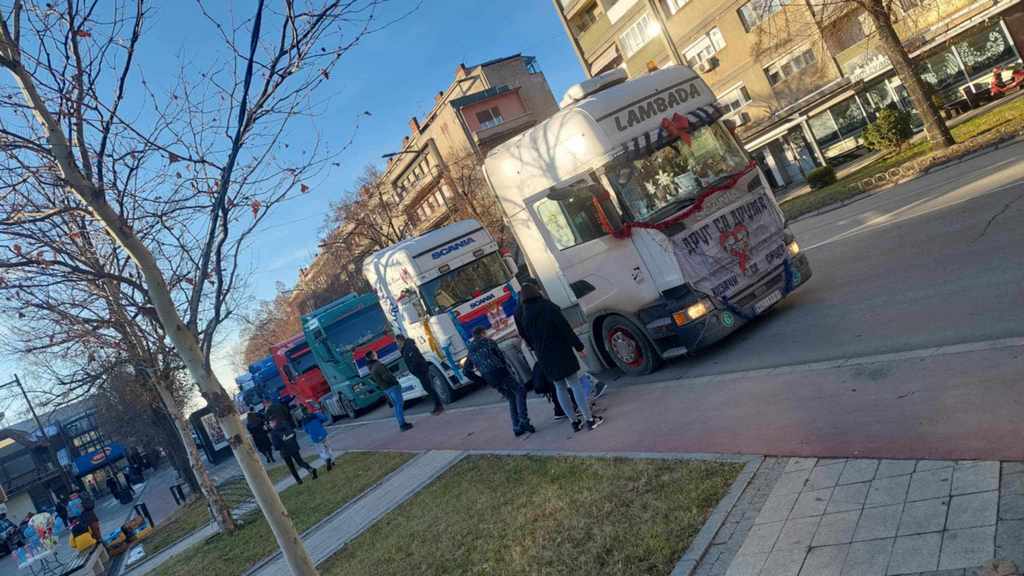 Deda Mraz iz konvoja kamiondžija podelio dvadesetak paketića deci u Leskovcu i okolini (foto-video)