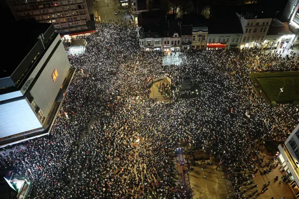 Arhiv javnih skupova: Na sinoćnjem protestu u Nišu 15 hiljada ljudi