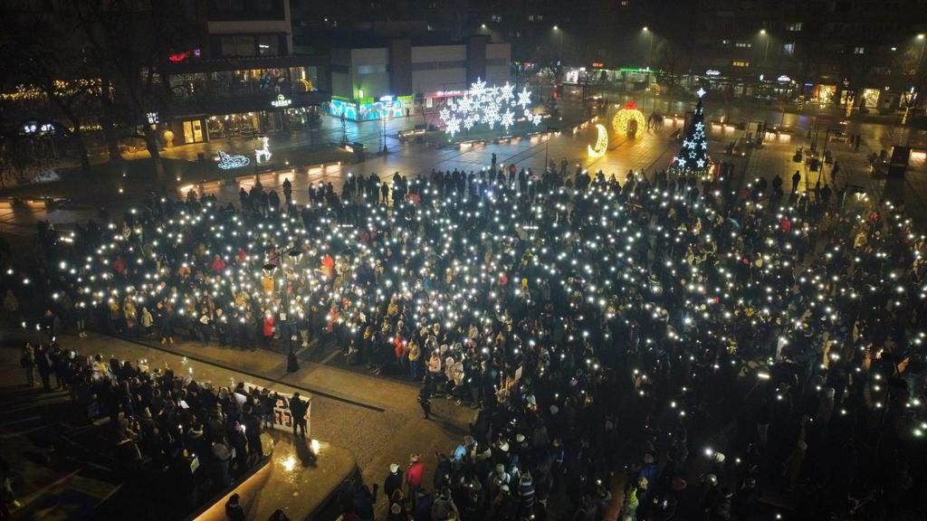 Studenti, učenici i građani u Leskovcu pružili podršku prosvetarima (video)