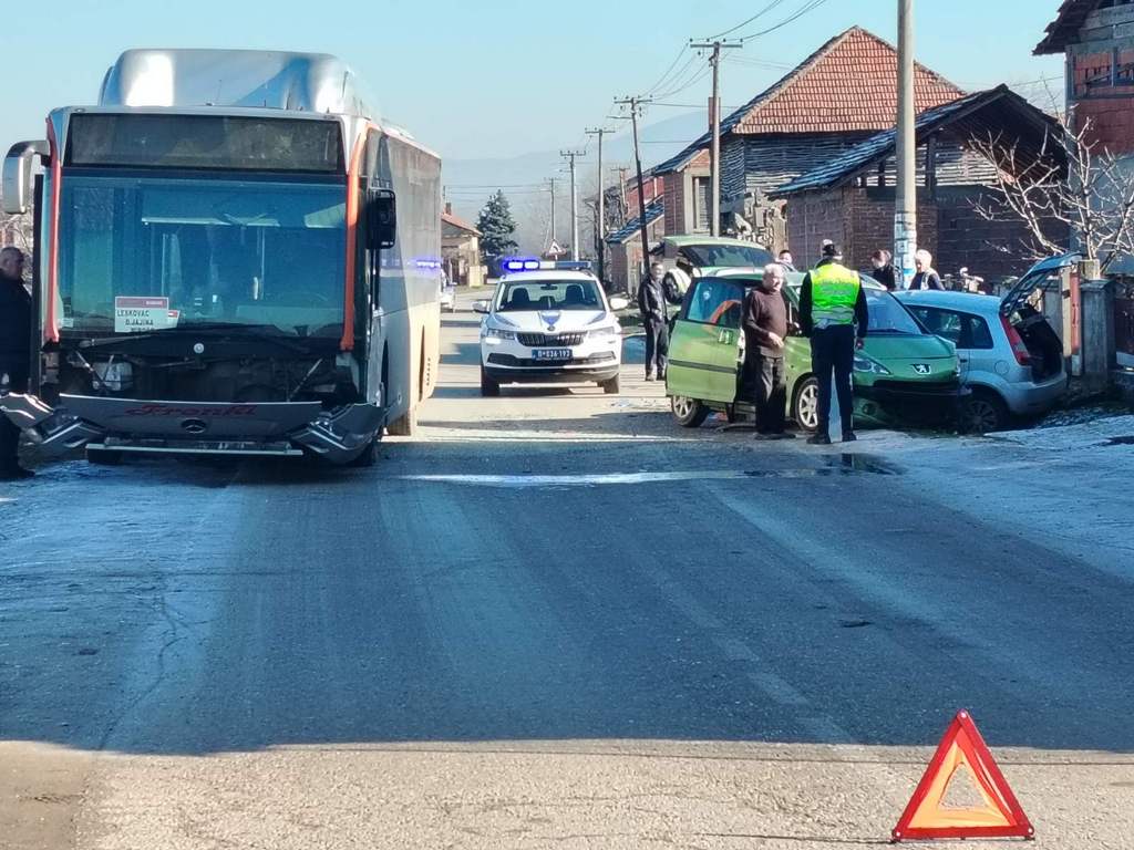 Sudar automobila i autobusa u selu Todorovce kod Leskovca