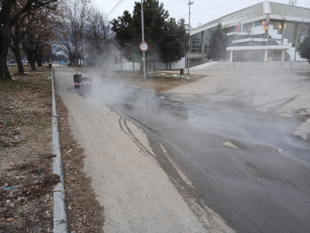 Vrela voda izbija iz asfalta pored Sportske hale u Vranju