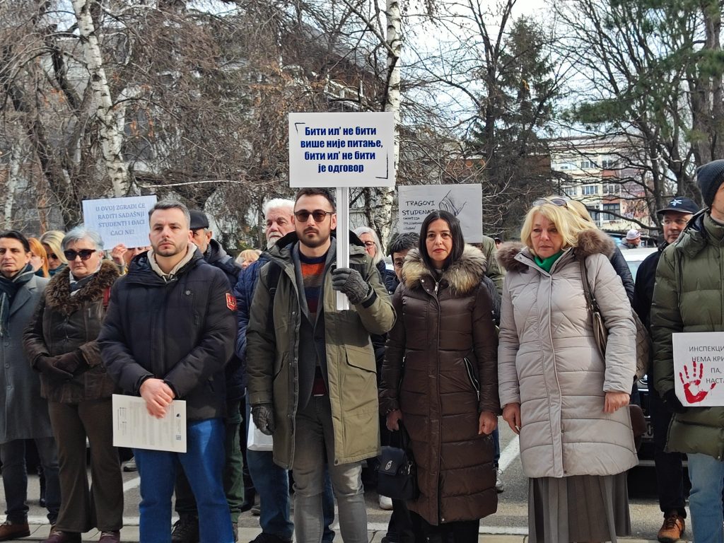 Prosvetni radnici Jablaničkog okruga ispred opštinske inspekcije u Leskovcu najavili nastavak borbe za slobodu obrazovanja