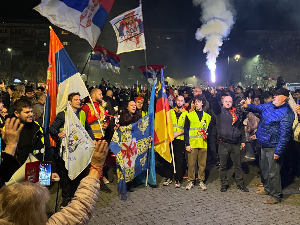 Vatromet, baklje, crveni tepih, hleb, so i mlevena parika, ali i suze veterana na dočeku studenata u Leskovcu (video)