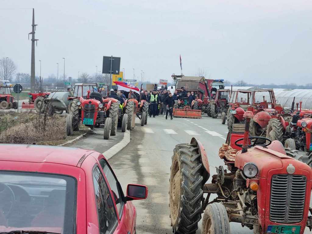 Osećamo se kao građani druge vrste – meštani 5 sela sa 100 traktora na blokadi puta Leskovac-Vlasotince