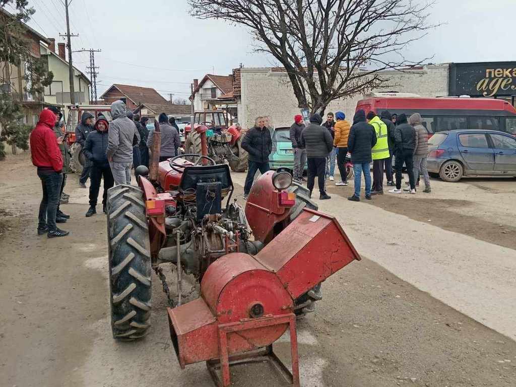 Blokada traktorima u centru Bogojevca kod Leskovca