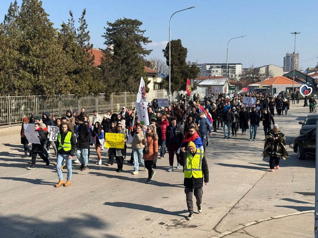 Na ulicama Leskovca ponovo studenti, profesori i građani (video)