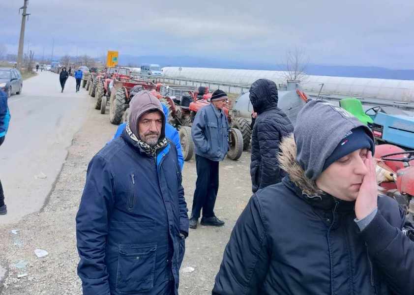 Defile traktorima: „Blokadama je napravljen most, blokadama će biti završen“ (video)