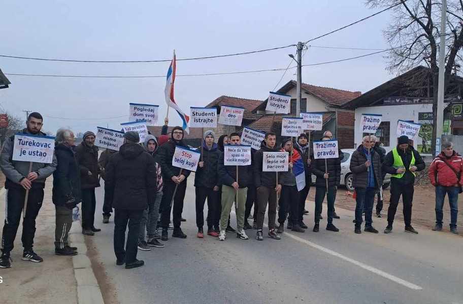 Meštani 6 leskovačkih sela blokadom puta podržali studente