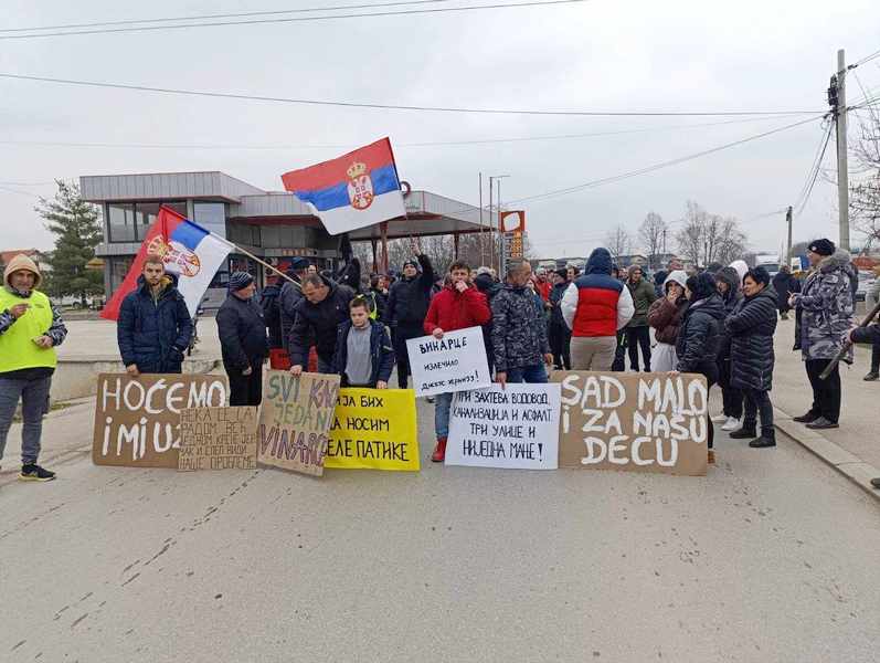 Meštani VInarca i danas blokirali put, u utorak protest ispred opštine