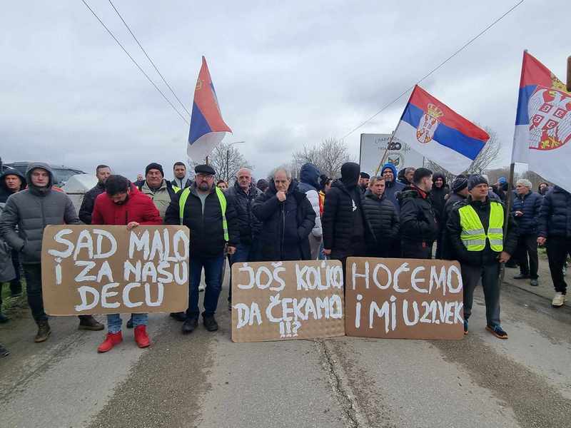 Vinarčani na sat blokirali regionalni put na izlazu iz Leskovca i prozivali gradonačelnika (video)