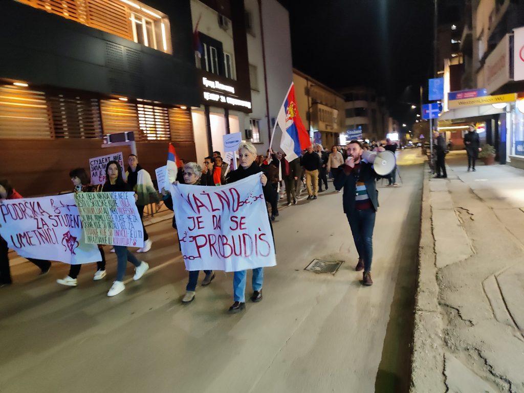 Provestni radnici na protestu ispred Školske uprave u Leskovcu pozvali predstavnike ove ustanove, direktore i ministarstvo na dijalog