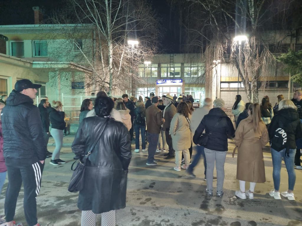 Leskovčani ponovo protestovali zbog smrti dečaka, rođaci ogorčeni na lekare i lažne vesti