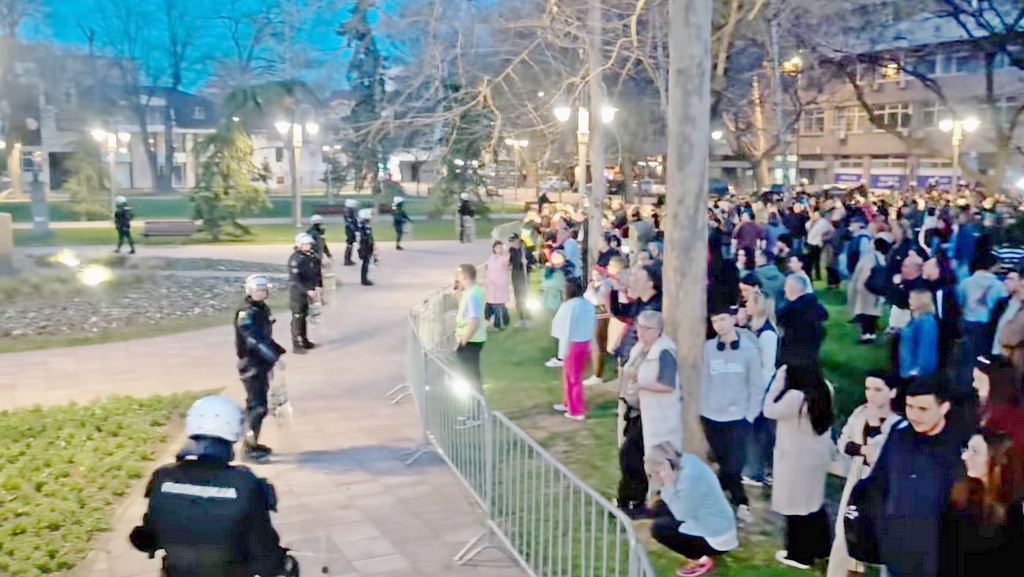 Nišlije jajima gađale naprednjake koje su čuvali trostrui kordoni policija i Žandarmerija