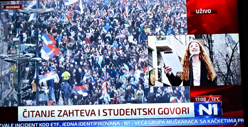 Noć je najmračnija pred svitanje, do ispunjenja zahteva,  poručila studentkinja na protestu