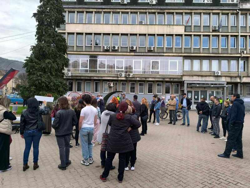 Demonstranti pokušavaju da uđu u vlasotinačku skupštinu, čeka ih vod policije