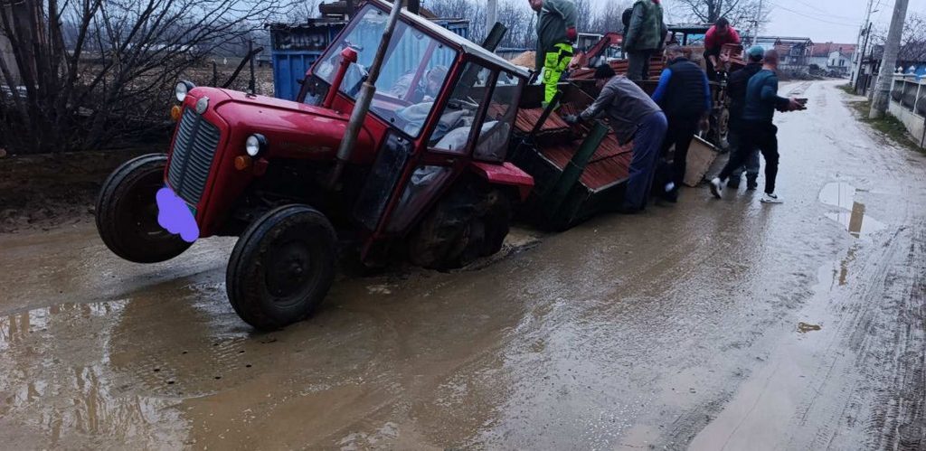 Nesvakidašnji prizor: Put progutao traktor