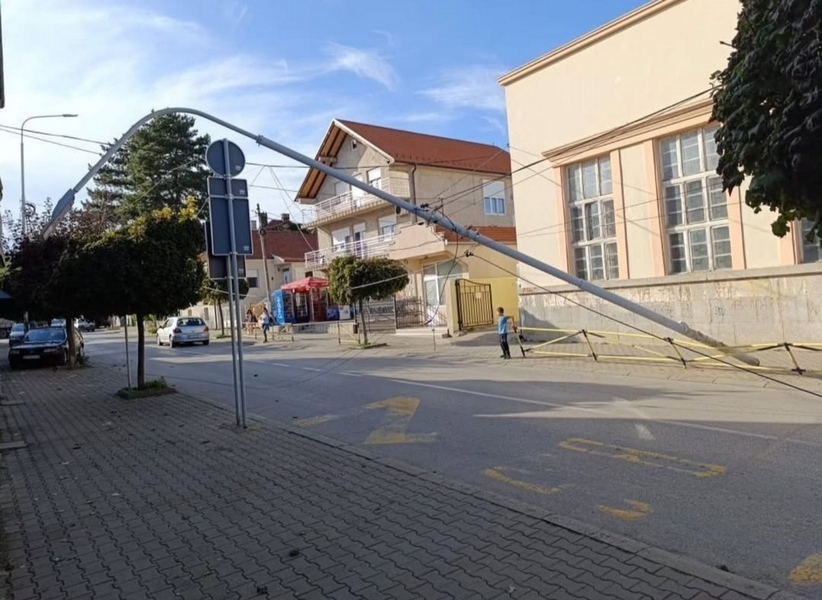 Srušila se bandera ispred osnovne škole