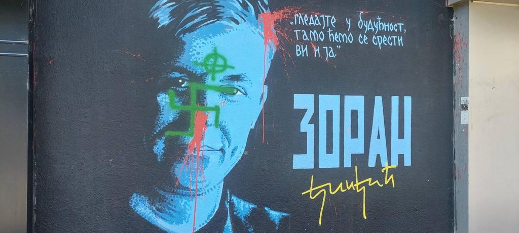 Kukasti krst preko lica Zorana Đinđića na muralu u Nišu