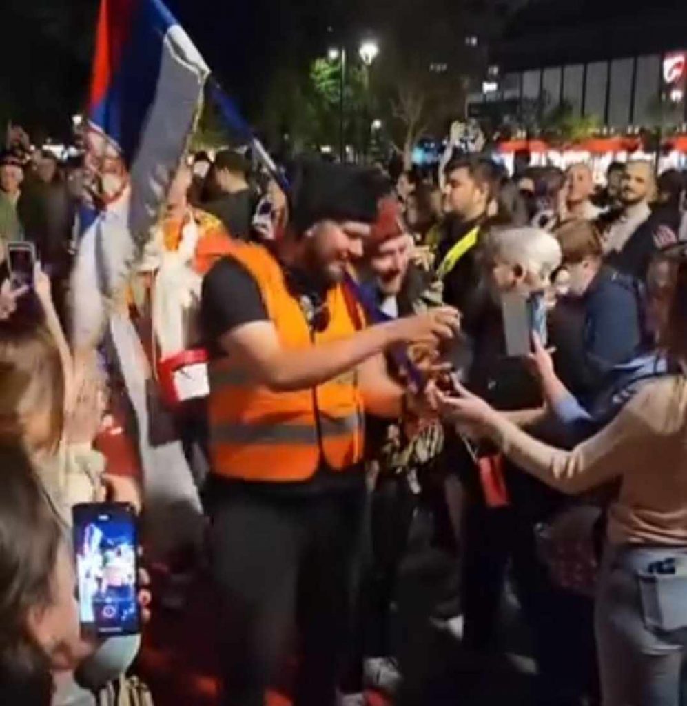 Grupa studenata, koja pešice ide u Hilandar po pravdu, dočkana i u Leskovcu (video)