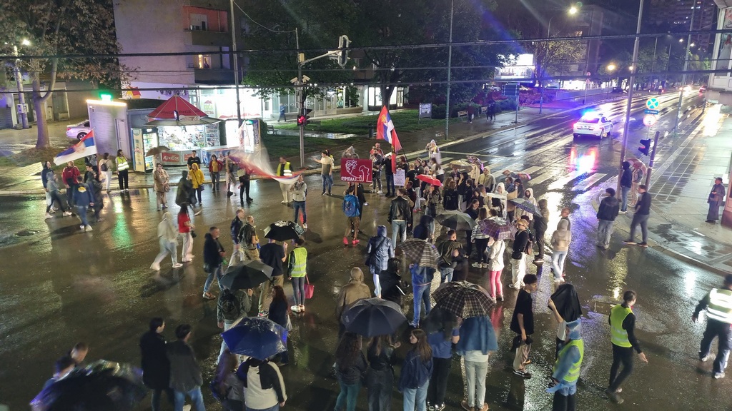 Uprkos pljusku, Leskovčani istrajni: Protest uz parole, doboš i simbolične poruke