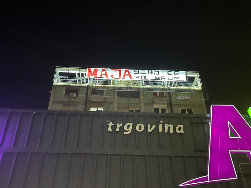 Prosidba u ponoć kod Železničke stanice u Leskovcu (video)