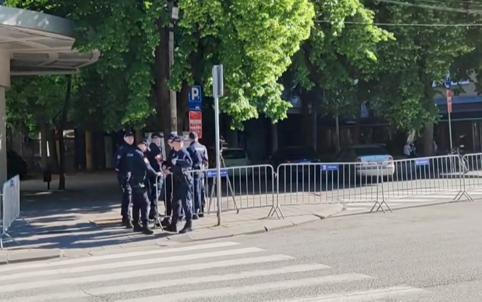 Građani se okupili ispred Skupštine Niša, policija obezbeđuje zgradu Skupštine
