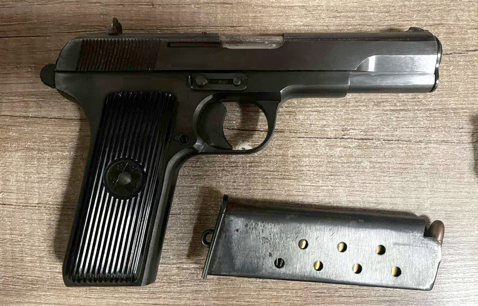U ugostiteljskom objektu uneo pištolj i nož, pa bežao od policije