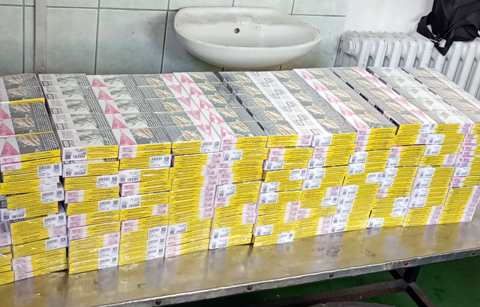 Pokušao da prošvercuje114 boksova cigareta