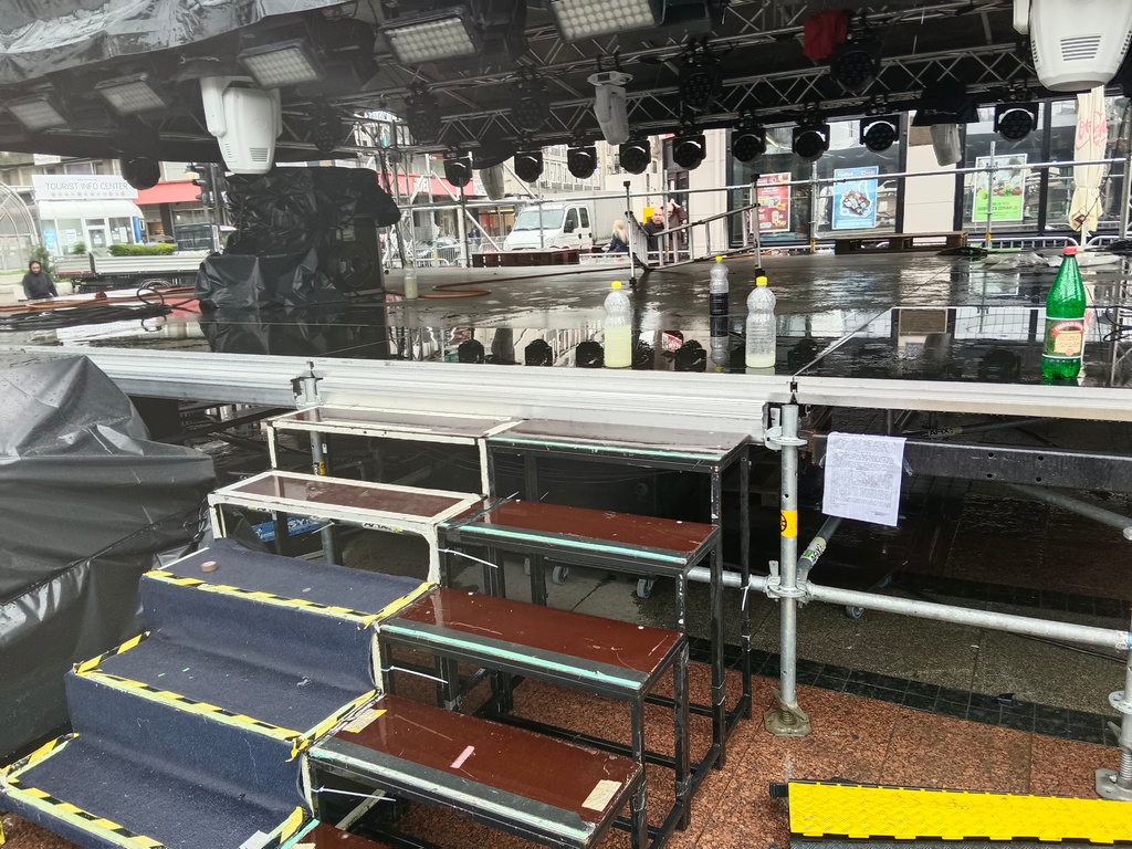 Opština Medijana uklanja binu, postavljeni za skup SNS, jer je postavljena bez zahteva i odobrenja