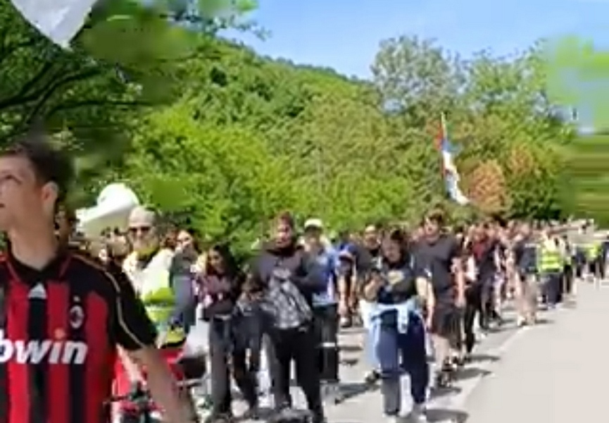 Studenti iz Niša pešače do Gadžinog Hana kako bi podržali nastavnike