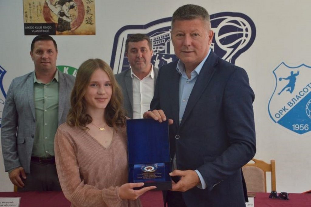 Atletičarka Una Gligorijević iz Vlasotinca dobila priznanje za najuspešniju mlađu pionirku u Srbiji