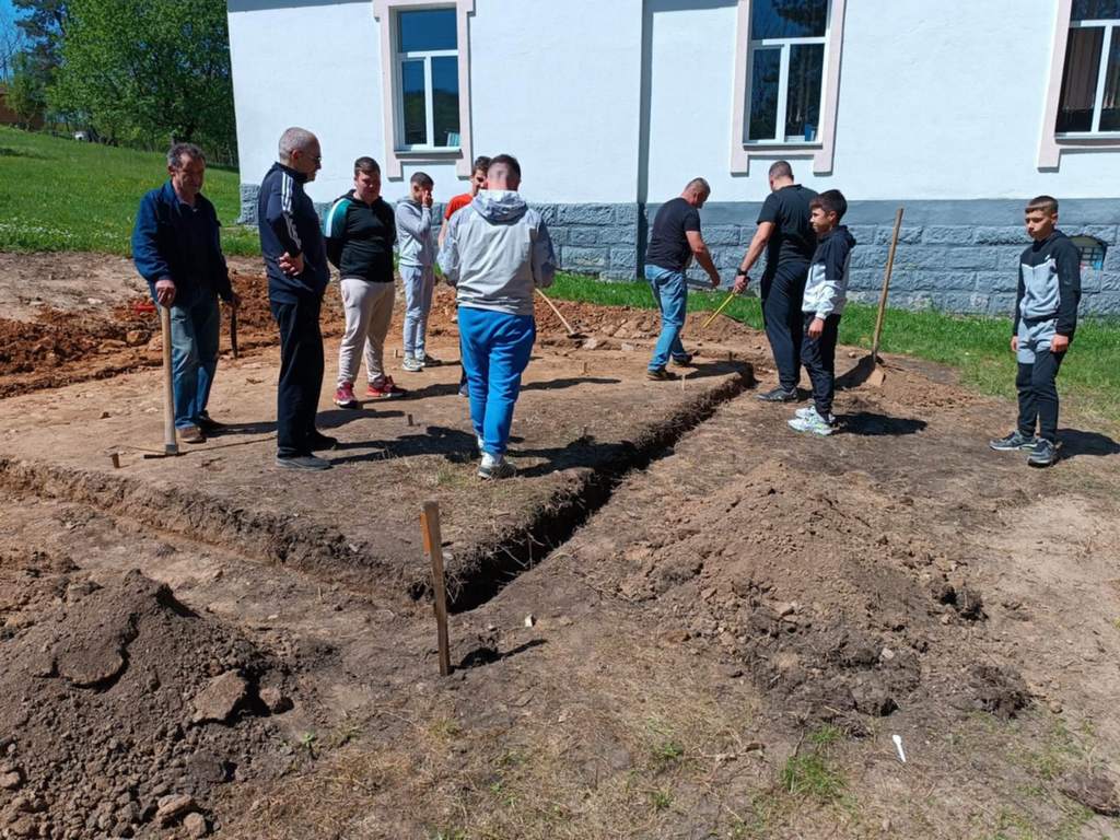 Neformalna grupa “Za našu zajednicu” gradi letnjikovac u dvorištu škole
