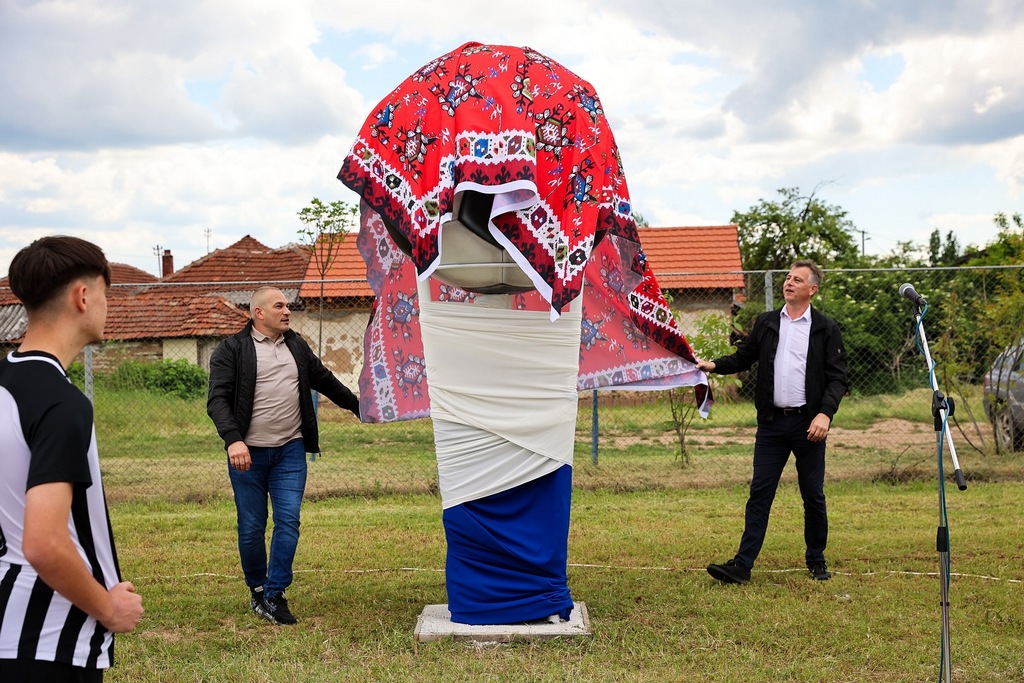 Lopta kao skulptura za veliki jubilej Radničkog iz Pirota