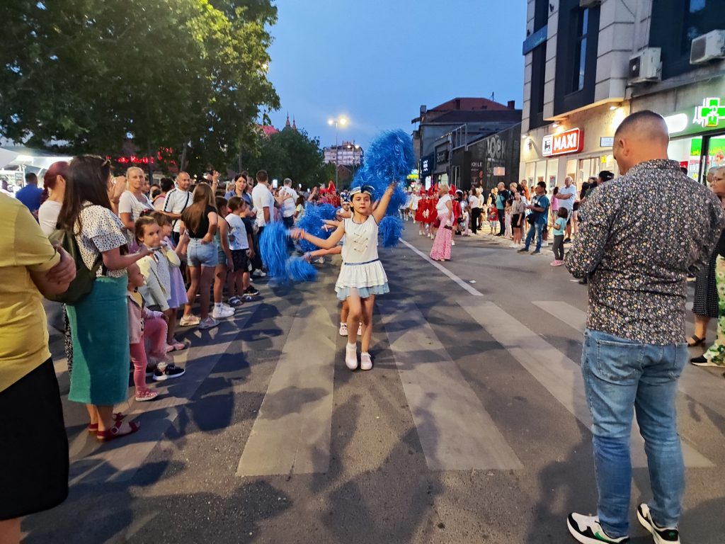 Jubilarni 25. Leskovački letnji festivali tradicionalno otvoreni defileom mažoretkinja